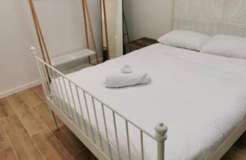 Hornsby House | 1 bedroom guesthouse close 2Train&Westfield