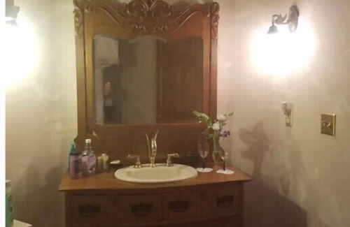 West Clarkston-Highland House | 1 bedroom guesthouse in clarkston