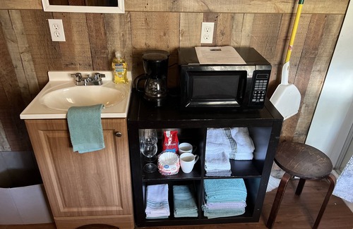 Lampasas Cabin | 1 Bedroom Hill Country Cabin
