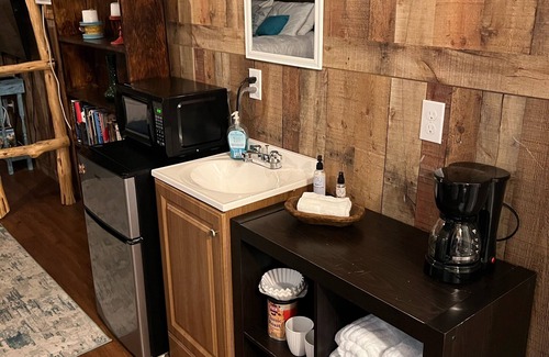 Lampasas Cabin | 1 Bedroom Hill Country Cabin