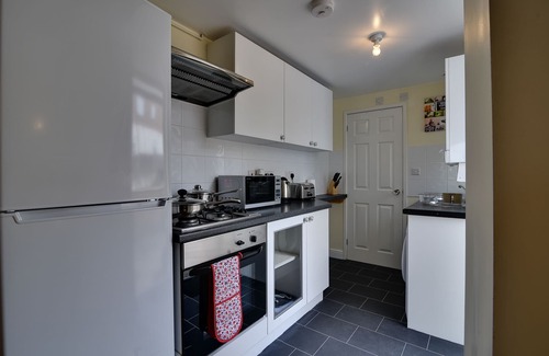 Luton House | 1 BEDROOM HOUSE WITH PRIVATE ALLOCATED AND SECURE PARKING