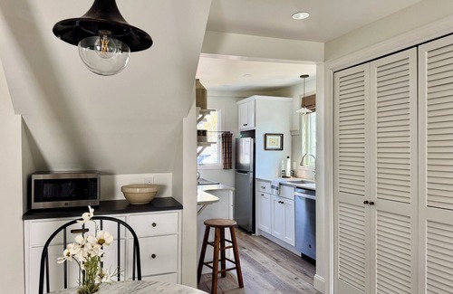 South Glastonbury Apartment | 1 Bedroom in Historic Glastonbury Center off Main St!