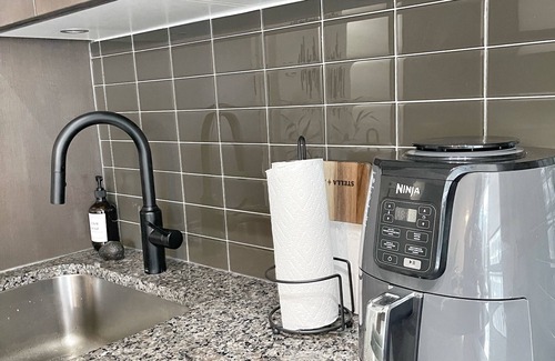 Sherwood Park Condo | 1 bedroom in midtown Toronto, with a pool and a gym, 6 minutes away from subway