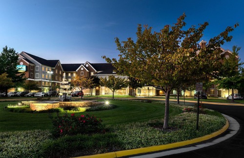 Chantilly Condo | 1 Bedroom | King Suite Near IAD | Free Breakfast