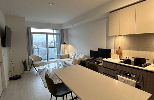 Beverley Glen Apartment | 1 Bedroom Luxury Condo Apartment In The Heart of Thornhill | Parking Included