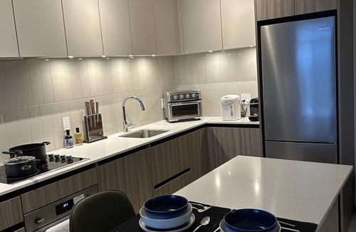 Beverley Glen Apartment | 1 Bedroom Luxury Condo Apartment In The Heart of Thornhill | Parking Included