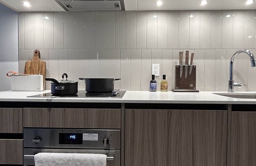 Beverley Glen Apartment | 1 Bedroom Luxury Condo Apartment In The Heart of Thornhill | Parking Included