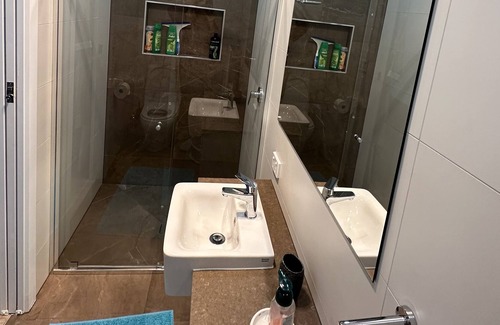 Anstead Apartment | 1 bedroom , modern studio in western Brisbane , free wifi , parking