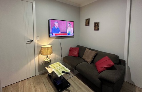 Anstead Apartment | 1 bedroom , modern studio in western Brisbane , free wifi , parking