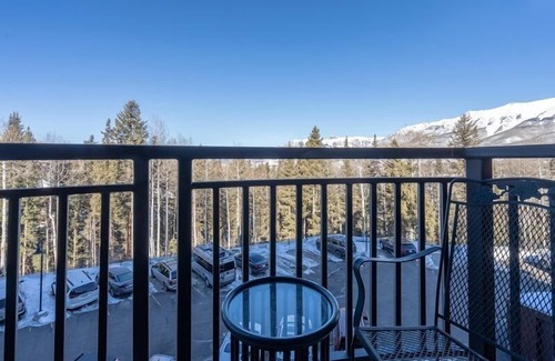 Mountain Village Condo | 1-Bedroom Mountain Escape With Views, Pool & Hot Tub Access