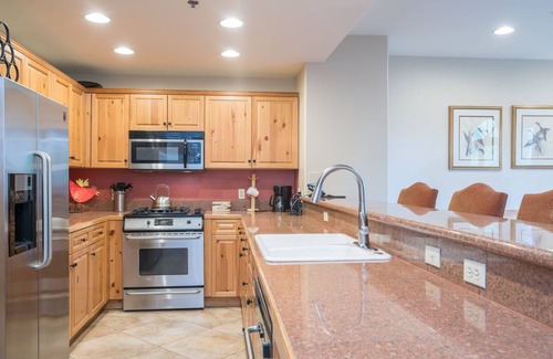 Mountain Village Condo | 1-Bedroom Pet-Friendly Mountain Retreat With Balcony, Fireplace, Pool and Hot Tu