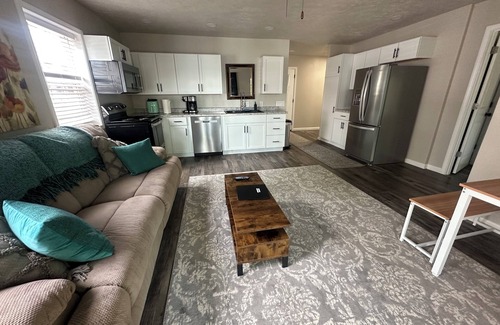 Marion House | 1 Bedroom Pet Friendly Guest House at Sunset Family Lake House with dock access