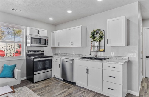Marion House | 1 Bedroom Pet Friendly Guest House at Sunset Family Lake House with dock access