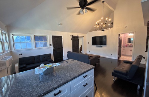 Fort Worth House | 1-bedroom Private Suite in Fort Worth minutes away from the Stockyards.