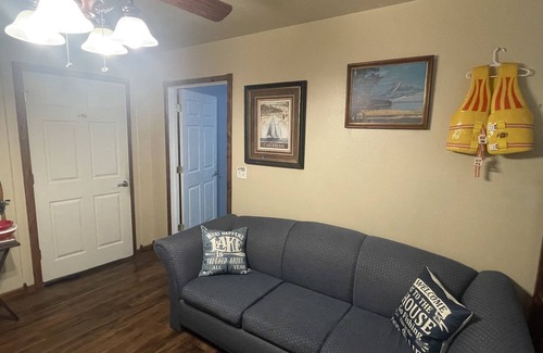 Grove House | 1 Bedroom/sleeper sofa/Large Bathnsleep 5nclose to Restaurants/ramps/gas/Walmart