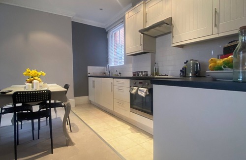 Parsons Green and Walham Apartment | 1-Bedroom Spacious Apartment in Parsons Green Village