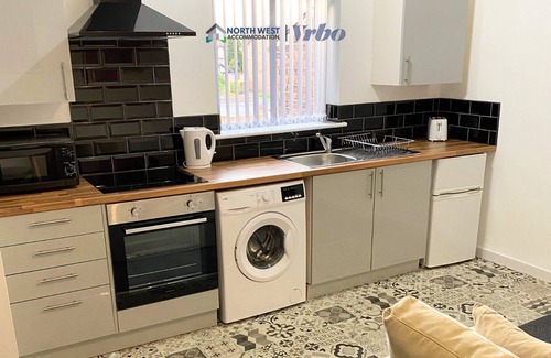 St Helens Apartment | 1 Bedroom St Helens Apartment | Free WiFi | Fully Furnished