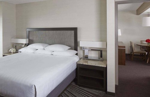 Peachtree Center Hotel | 1-Bedroom Suite at a 4⭐️ Hotel