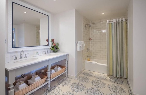 Florida Center Hotel | 1-Bedroom Suite at a 4⭐️ Hotel