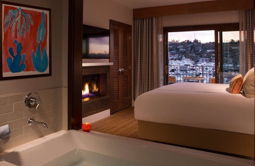 La Playa Hotel | 1-Bedroom Suite at a 4⭐️ Hotel