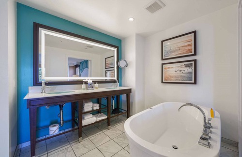 La Playa Hotel | 1-Bedroom Suite at a 4⭐️ Hotel