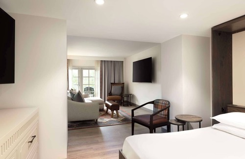 West San Antonio Hotel | 1-Bedroom Suite at a 4⭐️ Hotel