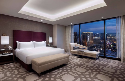 Las Vegas House | 1-Bedroom Suite + Connecting Room at a 5⭐️ Hotel