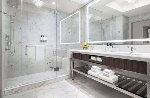Las Vegas House | 1-Bedroom Suite + Connecting Room at a 5⭐️ Hotel