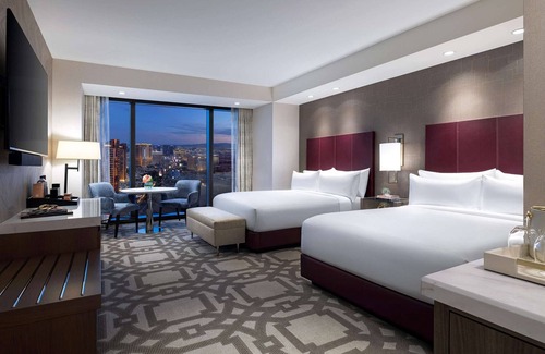 Las Vegas House | 1-Bedroom Suite + Connecting Room at a 5⭐️ Hotel