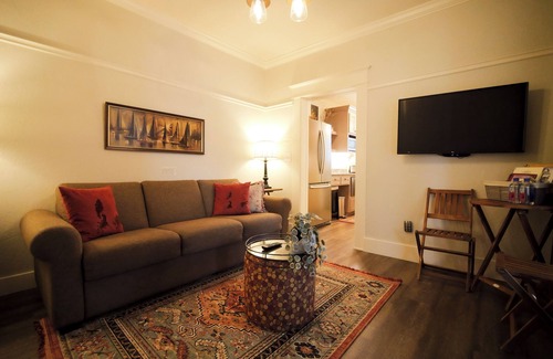 Siskiyou-Hargadine Historic District Apartment | 1 Bedroom Suite | Hot Tub | Downtown Ashland | Tesla Station