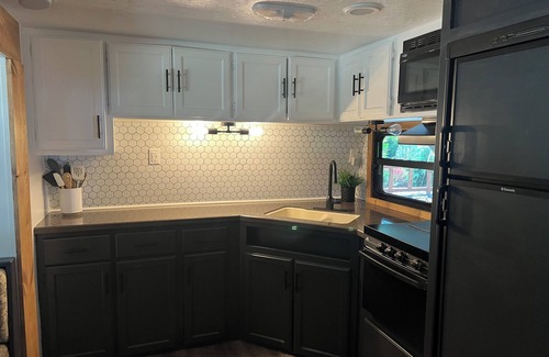 Packwood House | 1-bedroom travel camper @ end of high valley with King Bed, hdtv, bbq,WiFi, AC