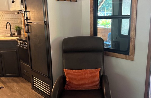 Packwood House | 1-bedroom travel camper @ end of high valley with King Bed, hdtv, bbq,WiFi, AC