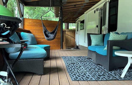 Packwood House | 1-bedroom travel camper @ end of high valley with King Bed, hdtv, bbq,WiFi, AC
