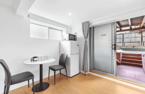 Macgregor Apartment | 1 Bedroom Unit near highway/transports & shops