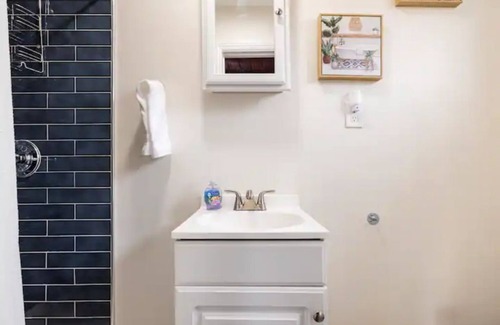 Hawthorne House | 1-bedroom vacation home just 5 minutes to Kia Forum