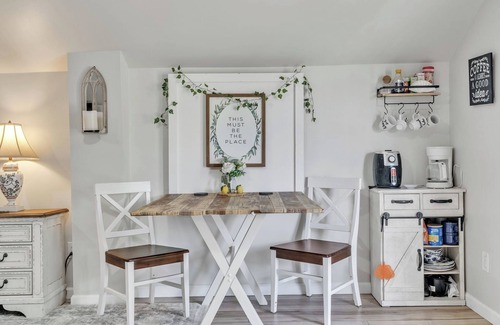 McQueeney House | 1-bedroom vacation home just 14 minutes from Comal River Perfect Romantic Escape