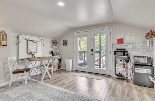 McQueeney House | 1-bedroom vacation home just 14 minutes from Comal River Perfect Romantic Escape
