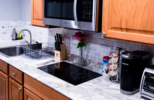 South Side House | 1-bedroom vacation home 12 minutes from Bronx Zoo