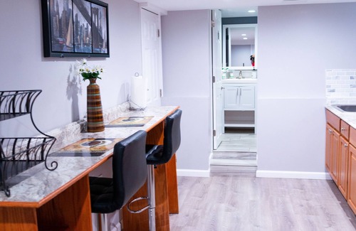 South Side House | 1-bedroom vacation home 12 minutes from Bronx Zoo