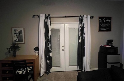 Chesterfield House | 1-Bedroom w/private entrance, Patio, & Parking