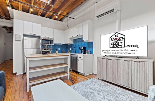 Crossroads Arts District Condo | 1 Bedroom Walkable to T-Mobile, P&L, Streetcar + Pkg