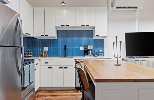 Crossroads Arts District Condo | 1 Bedroom Walkable to T-Mobile, P&L, Streetcar + Pkg