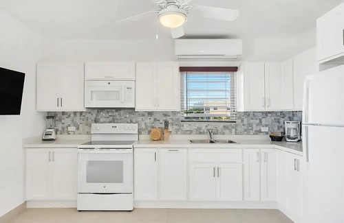 Shoal Bay House | 1 Bedroom with Full Kitchen! Direct Beach Access, Outdoor Pool, Spa, Parking!