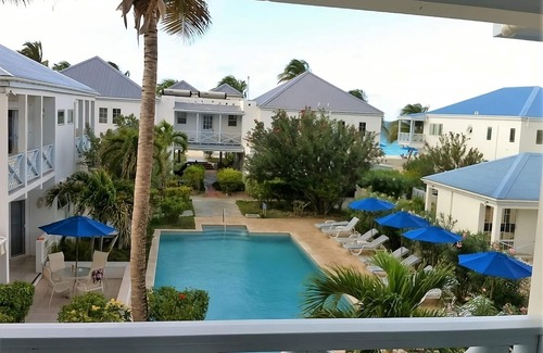 Shoal Bay House | 1 Bedroom with Full Kitchen! Direct Beach Access, Outdoor Pool, Spa, Parking!
