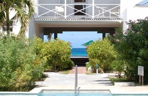 Shoal Bay House | 1 Bedroom with Full Kitchen! Direct Beach Access, Outdoor Pool, Spa, Parking!