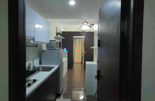 Salcedo Village Apartment | 1 Bedroom with Balcony Condo Apartment in Makati City