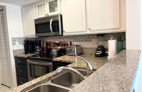 Bradenton Beach Condo | 1 Block From Beautiful Bradenton Beach, Restaurants, shops, and Fishing Pier!