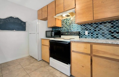 Coquina Gables Apartment | 1 Block to Beach & A Street Tropical Apt w Patio