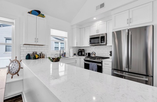 Wall House | 1 Block to Beach, Linens + Towels, BBQ, AC