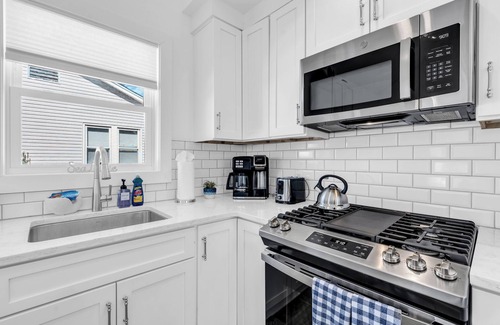 Wall House | 1 Block to Beach, Linens + Towels, BBQ, AC